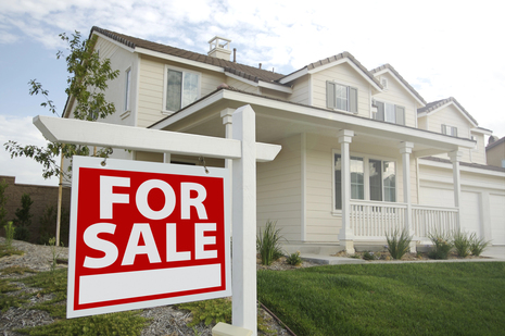 House Washing Before Listing Your Home: Why Curb Appeal Starts With Siding